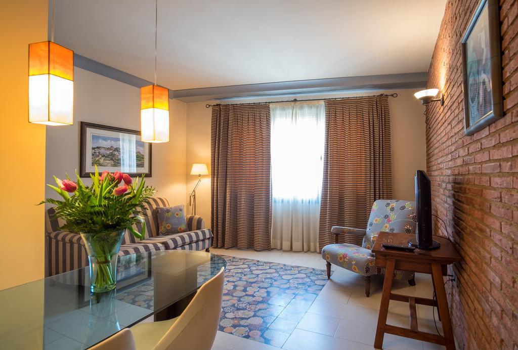 Apartaments Suites Sant Jordi Montbrió del Camp Exterior foto