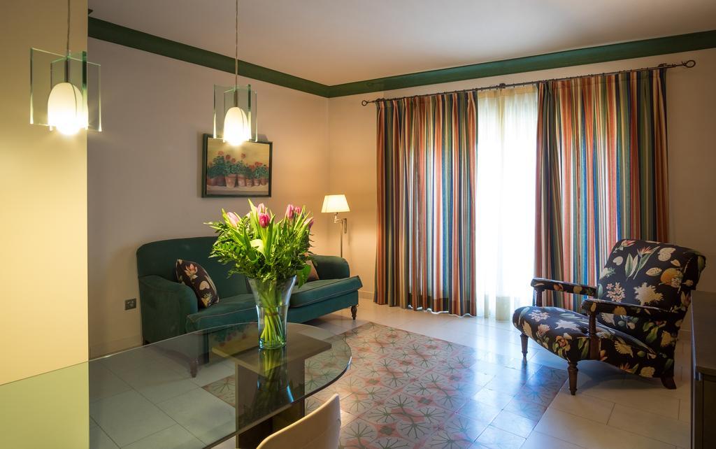 Apartaments Suites Sant Jordi Montbrió del Camp Exterior foto